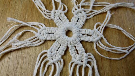 Makramee Stern vor der Fertigstellung