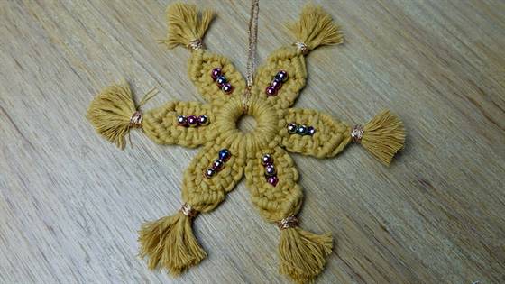 Makramee Stern mit abgebundenen Spitzen