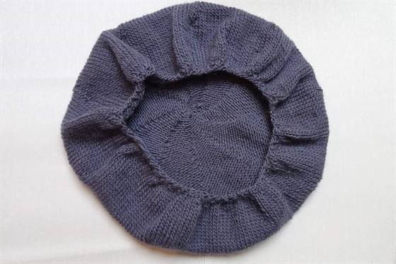 Das Bündchen der Filz-Baskenmütze.