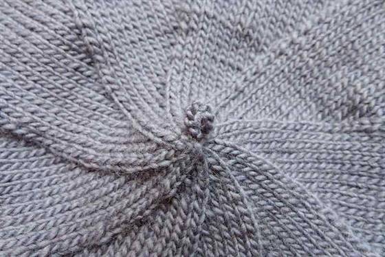 Der Zipfel der Baskenmütze besteht aus 10 Luftmaschen und wird mit beiden Enden auf die Mitte der Mütze genäht.