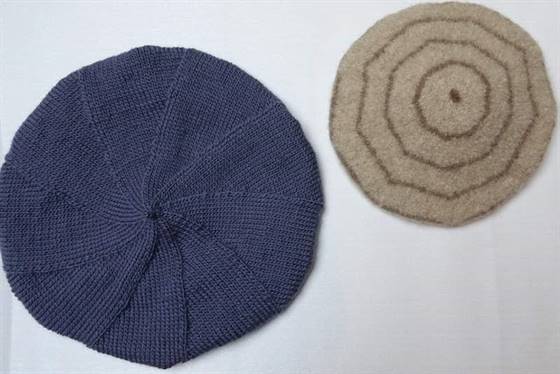 Rechts: die Filzmütze vor dem Verfilzen in der Waschmaschine. Links: eine gestreifte Filzmütze nach dem Waschen und Zurechtziehen.