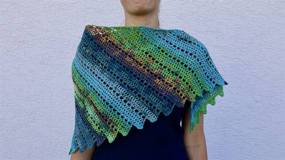 Drachenschal asymmetrisch tragen