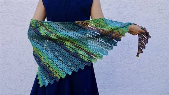 Drachenschal um die Hüften tragen