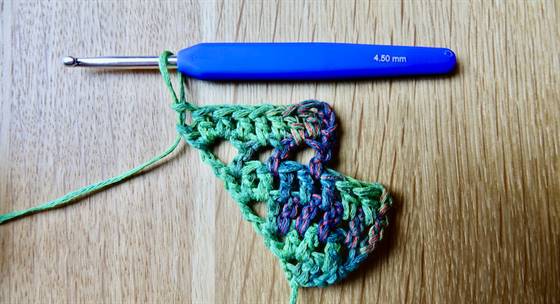 Drachenschal mit Lochmuster