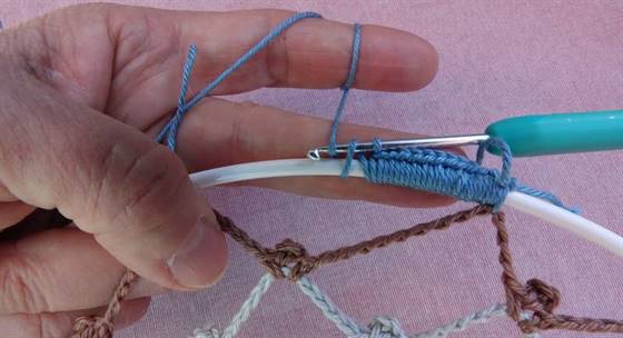 Fensterbild - feste Maschen um den Ring häkeln 2