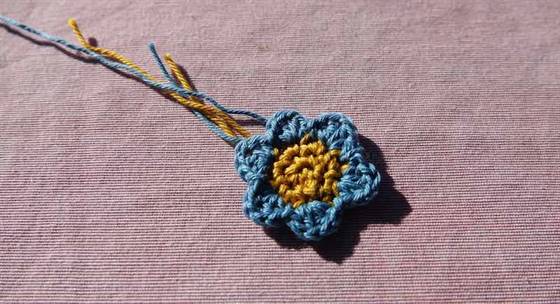 Gehäkeltes Fensterbild nach 3. Runde