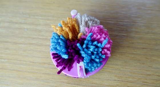 Pompon mit Farbflecken