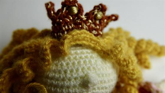 Gehäkelte Locke annähen