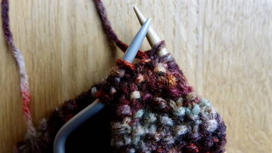 Gestricktes Stirnband verzopfen