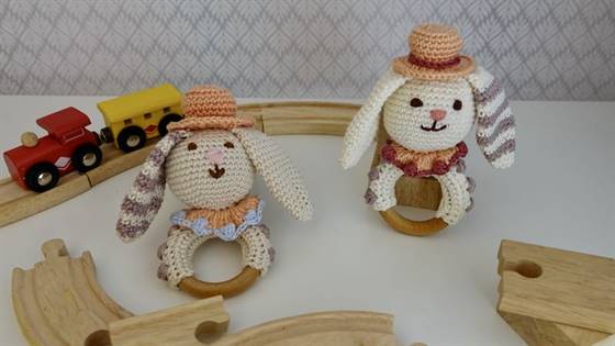 Gehäkelter Greifling als Hase mit Schlappohren