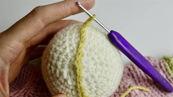 Häkelpuppe Scheitel anbringen