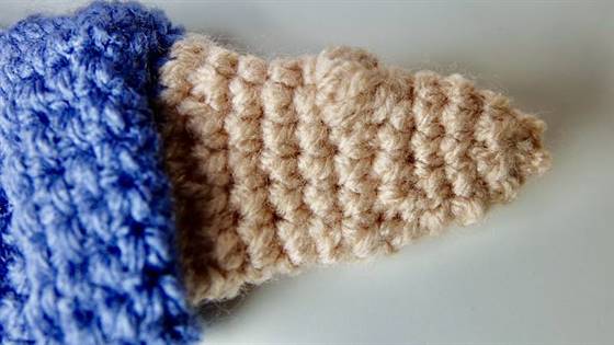 Puppenhand mit Daumen