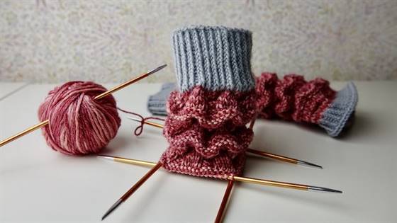 Pulswärmer im Wellenmuster