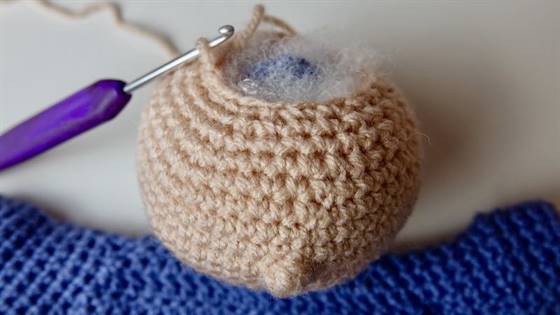 Kopf der Häkelpuppe ausstopfen