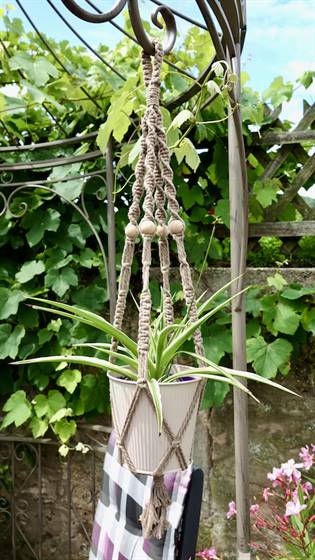 Makramee Blumenampel draußen