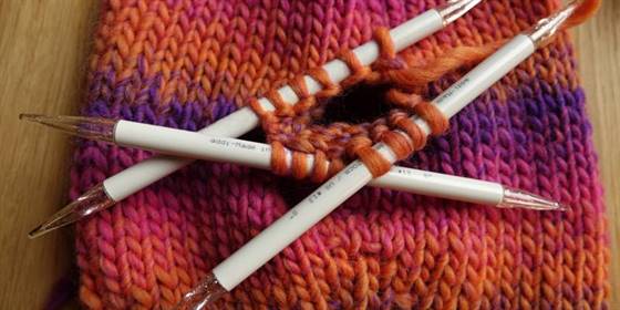 Maschen für den Daumen auffassen