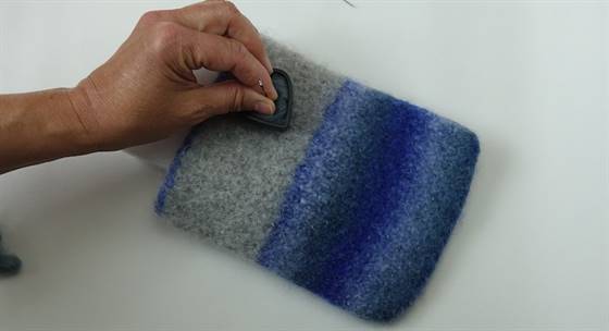 Nadelfilzen mit Märchenwolle und einer Schablone