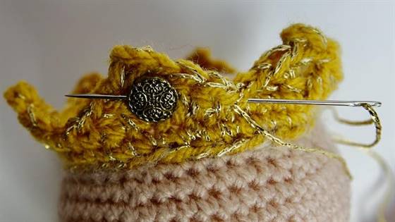 Perlen in Krone nähen