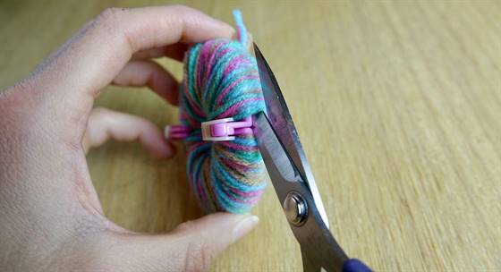 Pompons aufschneiden