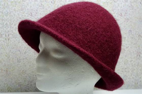 Roter Filzhut mit Rollrand