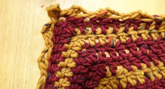 Der Rand des Sitzkissens wird mit einer Runde Mäusezähnchen versehen.