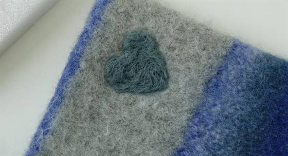 Herzförmige Verzierung aus Märchenwolle