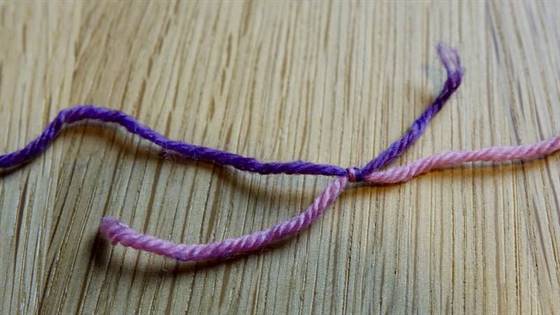 Fadenenden mit dem Weberknoten verbinden - Schritt 1