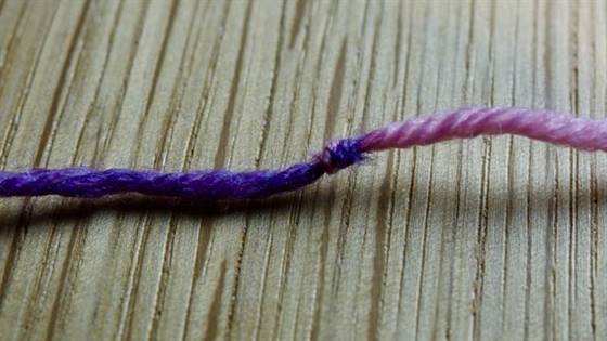 Fadenenden mit dem Weberknoten verbinden - Schritt 2