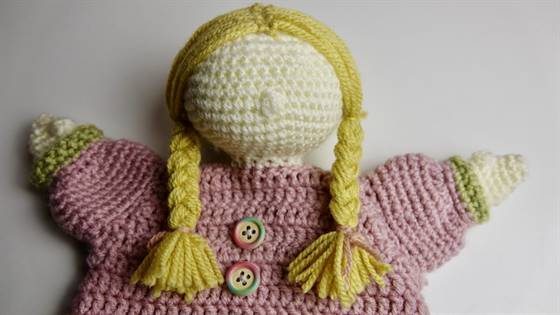 Häkelpuppe mit Zöpfen