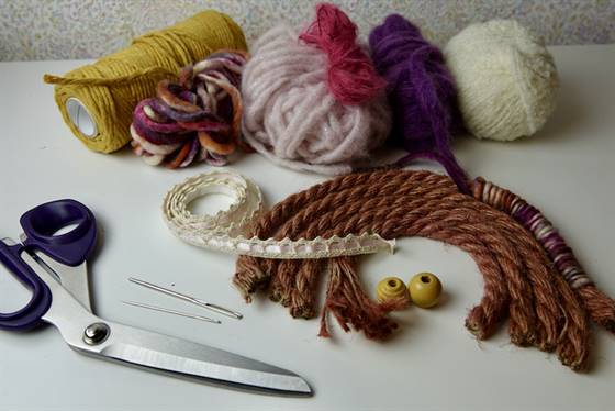 Regenbogen aus Wollresten basteln